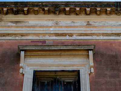 Le finestre del secondo piano culminano con degli eleganti architravi con decori a spirale ai bordi...